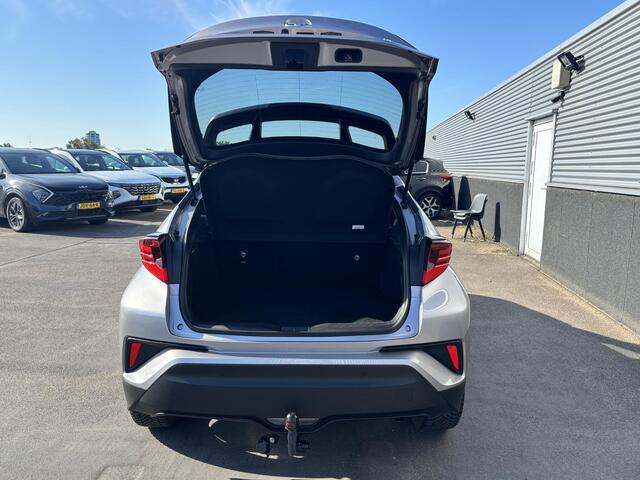 Toyota C-HR 1.8 Hybrid Style Trekhaak, Navigatie, Dodehoekdetectie, Stoelverwarming, LMV, Parkeersensoren voor + achter, Smart Key, Nieuw geleverd en dealeronderhouden