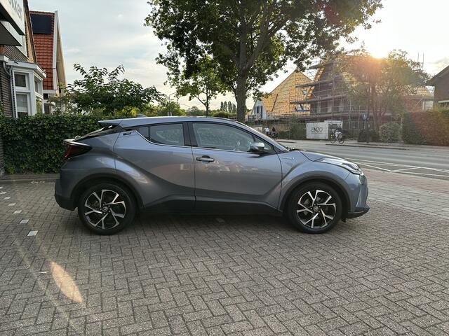 Toyota C-HR 2.0 Hybrid Dynamic parkeercamera, climate- en cruise control, afneembare trekhaak, origineel Nederlandse auto, 2e eigenaar, dealeronderhouden, parkeersensoren voor en achter, Apple Carplay, Android Auto, Toyota 10 jaar garantie programma, Toyota pechhulp