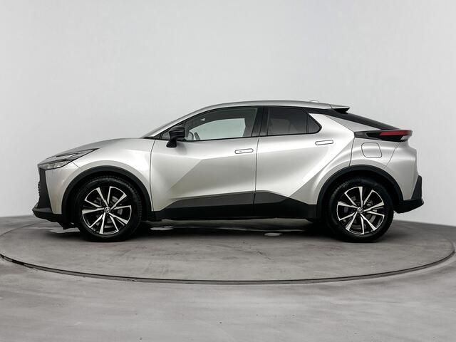 Toyota C-HR 1.8 Hybrid 140 Dynamic + | Stoel+Stuurverwarming | Koplampsproeiers | Dodehoek detectie | Parkeersensoren voor+achter | Navigatie | Apple CarPlay/Android Auto | Cruise Control Adaptive |