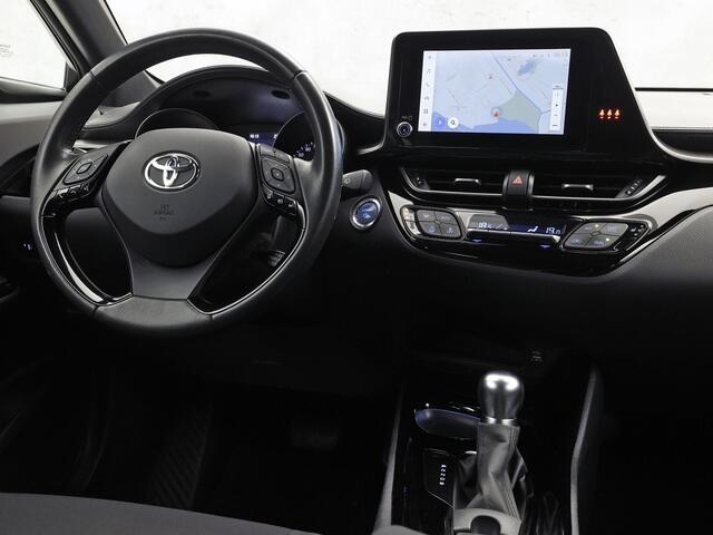 Toyota C-HR 1.8 Hybrid Sport Automaat (GROOT NAVI, CLIMATE, CAMERA, STOELVERWARMING, SPORTSTOELEN, ADAPTIVE CRUISE, GETINT GLAS, KEYLESS, NIEUWSTAAT)