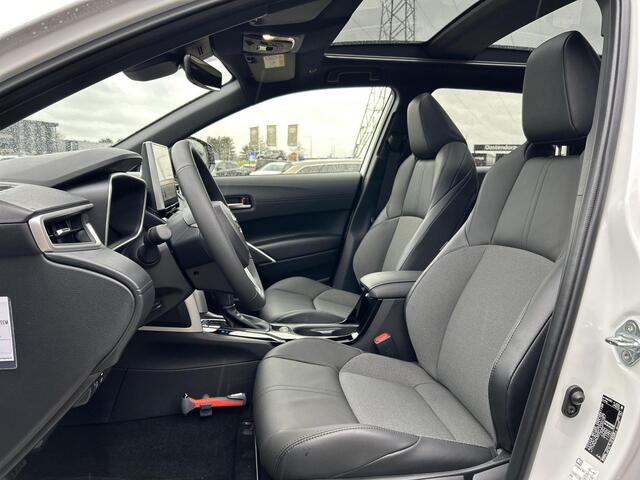 Toyota COROLLA Cross Hybrid 140 Style **NAVIGATIE/ STUUR- EN STOELVERWARMING/ DODEHOEKDETECTIE/ PANORAMADAK**