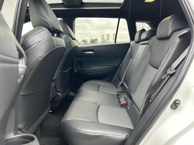 Toyota COROLLA Cross Hybrid 140 Style **NAVIGATIE/ STUUR- EN STOELVERWARMING/ DODEHOEKDETECTIE/ PANORAMADAK**