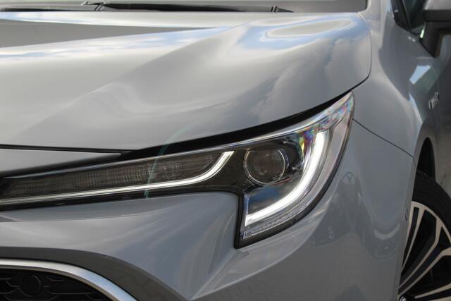 Toyota COROLLA Touring Sports 1.8 Hybrid Executive | incl. 12 maanden garantie | Dodehoek detectie | Camera | Stoelverwarming | Navigatie | Sportstoelen | Zwarte hemel | LED | DAB+ | Draadloze telefoonlader | Climate control | 17" lmv | Parkeersensoren V+A | Head up dis
