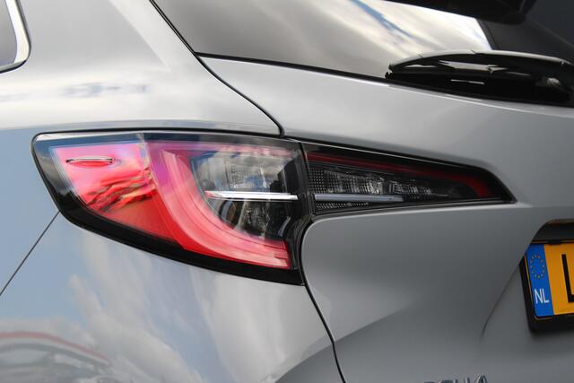 Toyota COROLLA Touring Sports 1.8 Hybrid Executive | incl. 12 maanden garantie | Dodehoek detectie | Camera | Stoelverwarming | Navigatie | Sportstoelen | Zwarte hemel | LED | DAB+ | Draadloze telefoonlader | Climate control | 17" lmv | Parkeersensoren V+A | Head up dis