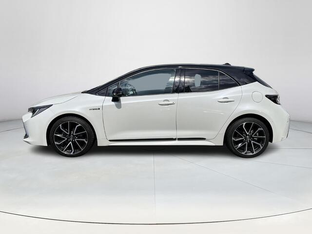 Toyota COROLLA 1.8 Hybrid Executive Bi-Tone Toyota Corolla 1.8 Hybrid Executive | Navigatie | Carplay | Stoelverwarming | 18 inch LM-velgen |