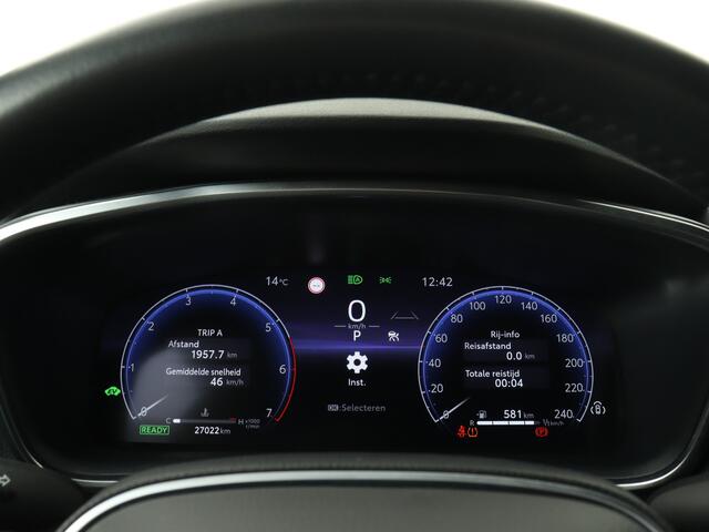 Toyota COROLLA Touring Sports 1.8 Hybrid First Edition | Parkeersensoren | Draadloze Telefoonlader | Voorstoelen Verwarmd |