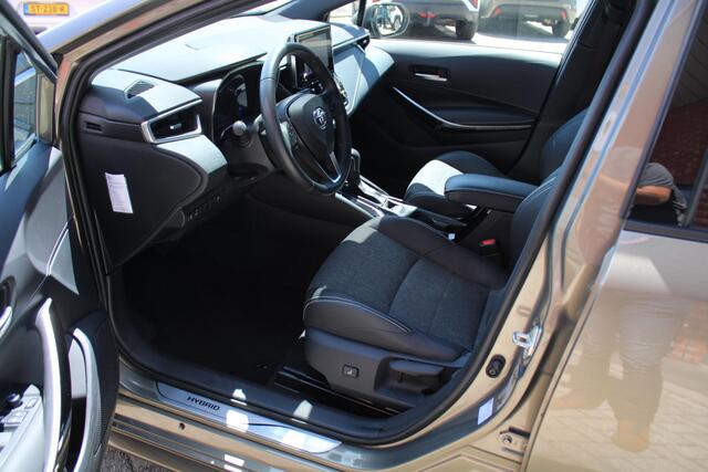 Toyota COROLLA Touring Sports 1.8 Hybrid Dynamic Automaat, Trekhaak, All-Seasons en 1e Eigenaar!