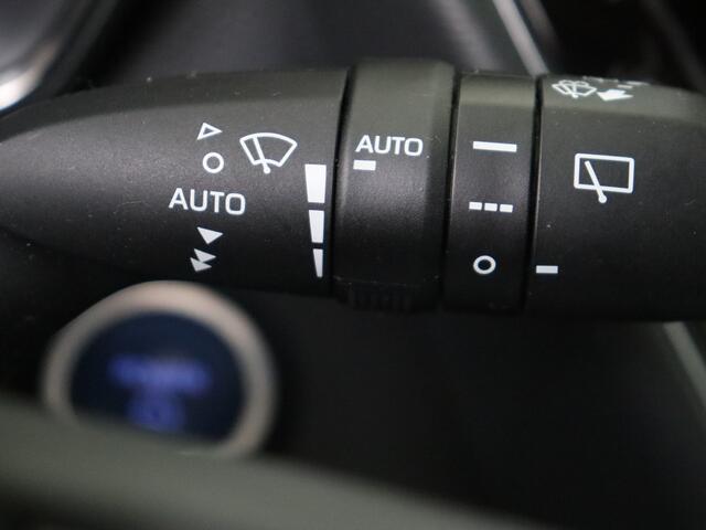 Toyota COROLLA 1.8 Hybrid Executive Pano I Navigatie I Climate Control I Cruise Control I Camera I Elektrisch Glazen Schuif Kantel Dak I