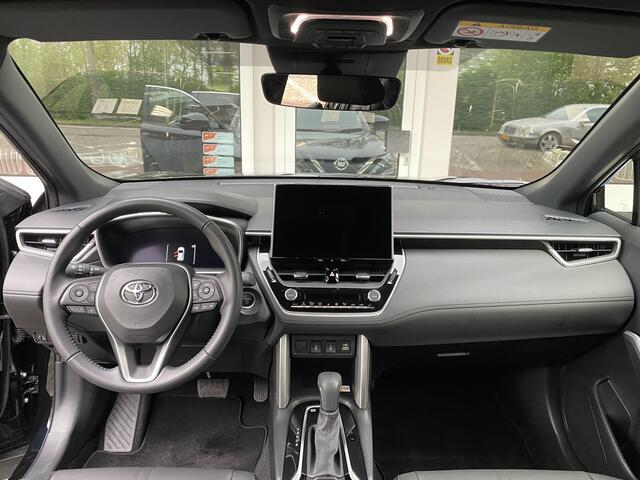 Toyota COROLLA Cross Hybrid 140 Style Audio instal+DAB/ Hoogte verst.bare stoel/Parkeersens. V+A/half lederen bekleding/ Navigatie/Achteruitrijcam./Stoelverw./Autom. Airco/Apple Carplay/Cruise Contr./Elektr.achterklep/Privacyglas/Led verl./Keyless Entry+Start/Dode hoek 