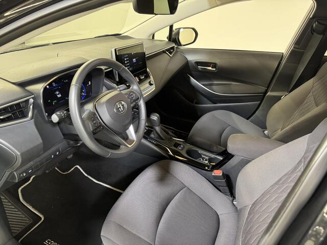 Toyota COROLLA Sedan 1.8 Hybrid Dynamic | NL-auto | Dealeronderhouden | Stoelverwarming | Cloud-navigatie |
