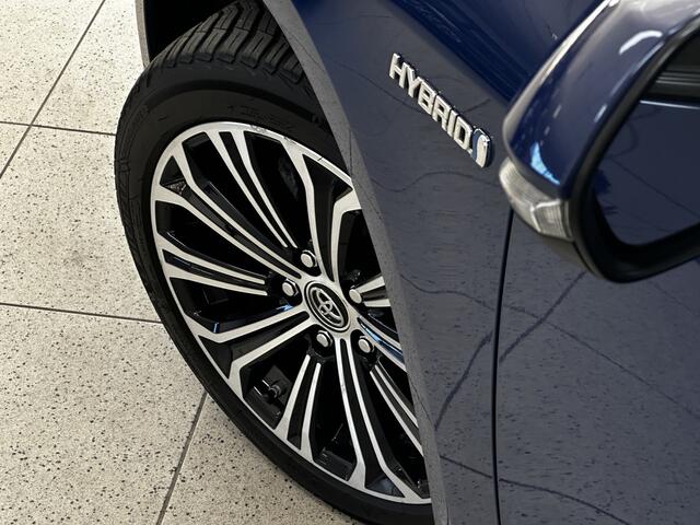 Toyota COROLLA Touring Sports 1.8 Hybrid First Edition/ Automaat/ Trekhaak/ Camera/ Zwarte-Hemel/ LED Koplampen/ Mirror-Link/ 17'' LMV/ Lane-Assist./ Grootlicht Assist./ Navi/ Cruise/ Bluetooth/ Multi. LEDER. Stuur/ LED Mistl./ Dakrails.