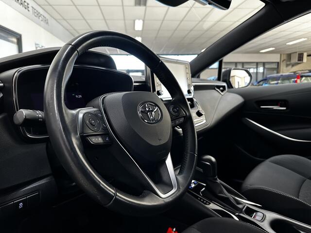 Toyota COROLLA Touring Sports 1.8 Hybrid First Edition/ Automaat/ Trekhaak/ Camera/ Zwarte-Hemel/ LED Koplampen/ Mirror-Link/ 17'' LMV/ Lane-Assist./ Grootlicht Assist./ Navi/ Cruise/ Bluetooth/ Multi. LEDER. Stuur/ LED Mistl./ Dakrails.