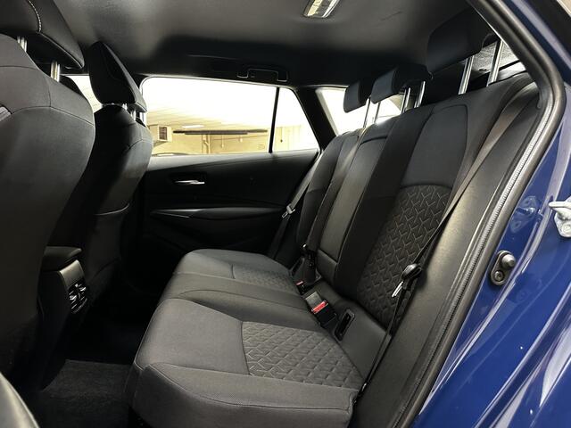 Toyota COROLLA Touring Sports 1.8 Hybrid First Edition/ Automaat/ Trekhaak/ Camera/ Zwarte-Hemel/ LED Koplampen/ Mirror-Link/ 17'' LMV/ Lane-Assist./ Grootlicht Assist./ Navi/ Cruise/ Bluetooth/ Multi. LEDER. Stuur/ LED Mistl./ Dakrails.