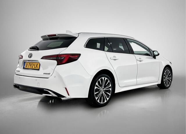 Toyota COROLLA Touring Sports 1.8 Hybrid First Edition | NL-Auto | Lichtmetalen Velgen | Stoelverwarming | Navigatie | Apple Carplay/ Android Auto |