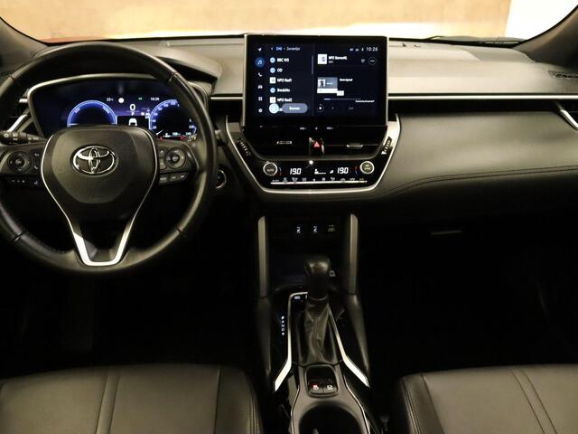 Toyota COROLLA Cross Hybrid 140 Style - ORIGINEEL NEDERLANDSE AUTO - AFNEEMBARE TREKHAAK - TREKGEWICHT 750 KG - DODEHOEK DETECTIE - NAVIGATIE - ELEKTRISCHE ACHTERKLEP - LEDEREN BEKLEDING - ELEKTRISCH VERSTELBARE BESTUURDERSSTOEL - THUISKOMER RESERVEWIEL