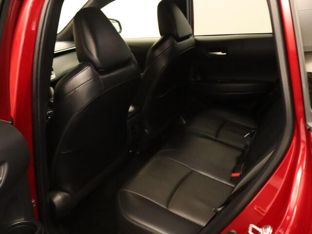 Toyota COROLLA Cross Hybrid 140 Style - ORIGINEEL NEDERLANDSE AUTO - AFNEEMBARE TREKHAAK - TREKGEWICHT 750 KG - DODEHOEK DETECTIE - NAVIGATIE - ELEKTRISCHE ACHTERKLEP - LEDEREN BEKLEDING - ELEKTRISCH VERSTELBARE BESTUURDERSSTOEL - THUISKOMER RESERVEWIEL