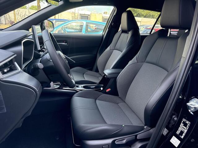 Toyota COROLLA Cross Hybrid 200 Style **NAVIGATIE/ DODEHOEK DETECTIE/ STOEL EN STUURWIELVERWARMING/ PARKEERSENSOREN**