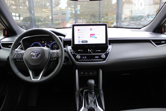 Toyota COROLLA Cross Hybrid 140 Style Plus | Rijklaar | Stoel-/stuurverw. | El.achterklep | Keyless | Adap.cruise | LED | Parkeersens. v+a | Apple/Android | Navi