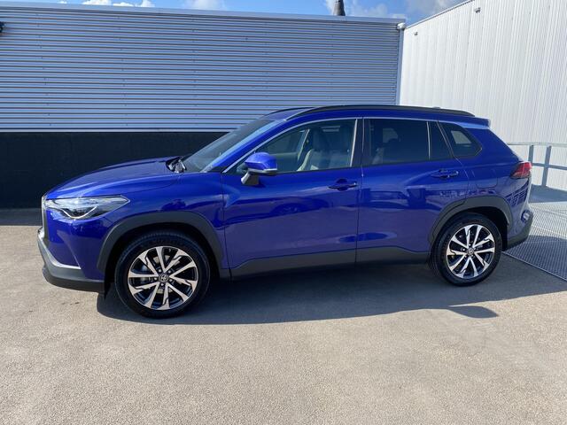 Toyota COROLLA Cross 2.0 High Power Hybrid First Edition CVT automaat Nieuw geleverd en onderhouden ! Auto vol luxe! incl: Apple CarPlay/Android Auto, Trekhaak 13-polig, achteruitrij camera, parkeersensoren, dodehoek detectie, navigatie, Apple CarPlay/Android Auto, stoe