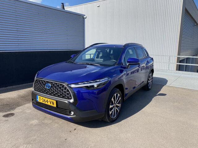 Toyota COROLLA Cross 2.0 High Power Hybrid First Edition CVT automaat Nieuw geleverd en onderhouden ! Auto vol luxe! incl: Apple CarPlay/Android Auto, Trekhaak 13-polig, achteruitrij camera, parkeersensoren, dodehoek detectie, navigatie, Apple CarPlay/Android Auto, stoe