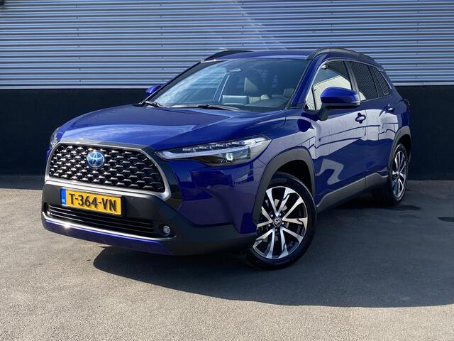 Toyota COROLLA Cross 2.0 High Power Hybrid First Edition CVT automaat Nieuw geleverd en onderhouden ! Auto vol luxe! incl: Apple CarPlay/Android Auto, Trekhaak 13-polig, achteruitrij camera, parkeersensoren, dodehoek detectie, navigatie, Apple CarPlay/Android Auto, stoe