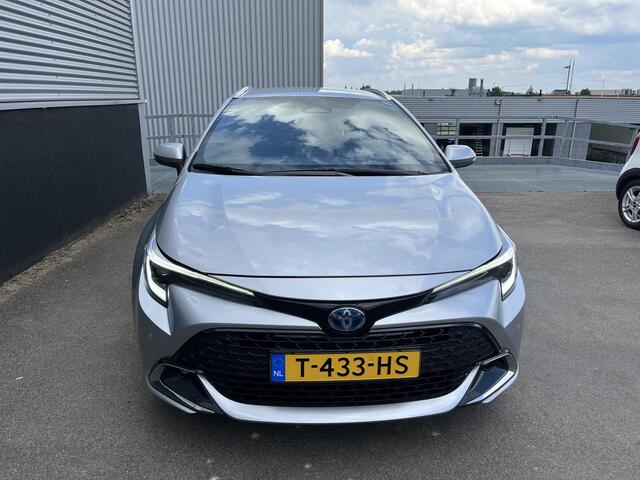 Toyota COROLLA Touring Sports 1.8 Hybrid First Edition Parkeersensoren, Keyless, Elek. Achterklep, NL-auto, Apple CarPlay / Android Auto, LM velgen, Metallic lak, Adaptieve Cruise control, BTW-Auto!
