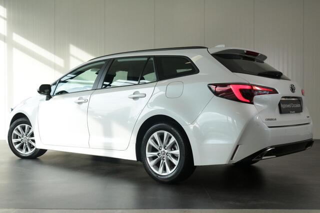 Toyota COROLLA Hybrid 140 Dynamic, Parkeersensoren , Stuur en stoelverwarming, Camera, Sensoren, Apple Carplay / Android Auto, Keyless!