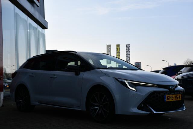Toyota COROLLA Touring Sports Hybrid 200 GR Sport Plus Automaat 197pk | Dodehoekdetectie | Lederen interieur | Sportstoelen | HUD | NL-auto |