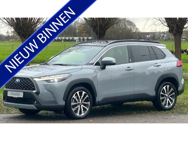 Toyota COROLLA Cross 2.0 Hybrid FIRST EDITION 1E EIGENAAR 13.000KM!! NAVIGATIE, APPLE CARPLAY, DAB RADIO, STOELVERWARMING, STUURVERWARMING, PANORAMADAK, DODEHOEK ASSIST, SPOOR ASSIST, ADAPTIVE CRUISE CONTROL, ELEC. ACHTERKLEP, ACHTERUITRIJCAMERA, PARKEERHULP V/A, LED-LI