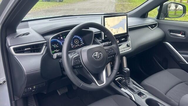 Toyota COROLLA Cross 2.0 Hybrid FIRST EDITION 1E EIGENAAR 13.000KM!! NAVIGATIE, APPLE CARPLAY, DAB RADIO, STOELVERWARMING, STUURVERWARMING, PANORAMADAK, DODEHOEK ASSIST, SPOOR ASSIST, ADAPTIVE CRUISE CONTROL, ELEC. ACHTERKLEP, ACHTERUITRIJCAMERA, PARKEERHULP V/A, LED-LI