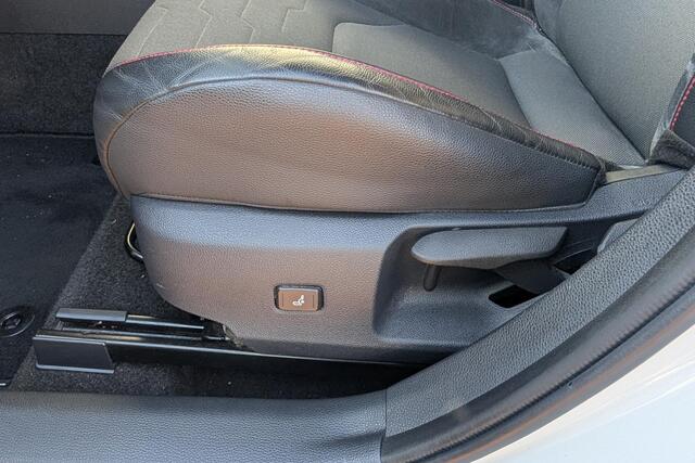 Toyota COROLLA 1.8 Hybrid Executive |Trekhaak afn| Bi-tone| Led verlichting|PDC V+A|BSN|Half leer