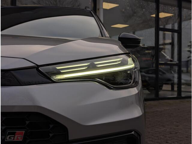 Toyota COROLLA Cross Hybrid 180 GR Sport | JBL | PDC V+A | Stoel- stuurverwarming | Sportstoelen | BSM | Elek. achterklep