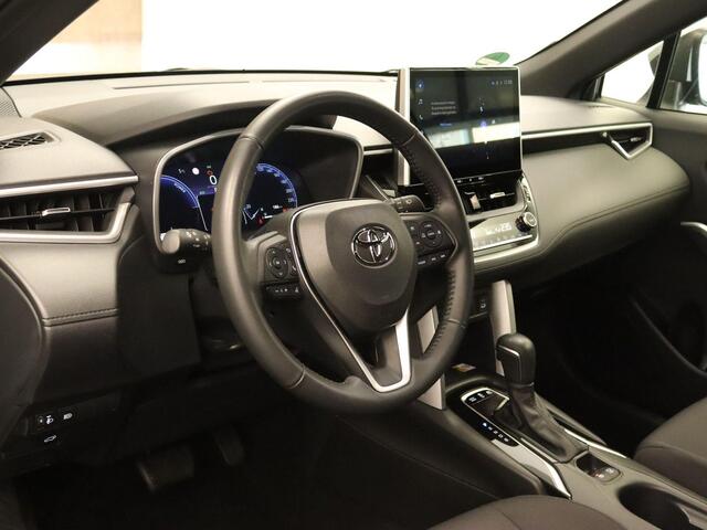 Toyota COROLLA Cross Hybrid 140 Style - ORIGINEEL NEDERLANDSE AUTO - AFKOMSTIG VAN 1E EIGENAAR - ELEKTRISCHE ACHTERKLEP - LENDENSTEUN - NAVIGATIE - DODEHOEK DETECTIE - KEYLESS ENTRY/ START - DRAADLOZE TELEFOONLADER - CAMERA - PARKEERSENSOREN VOOR EN ACHTER