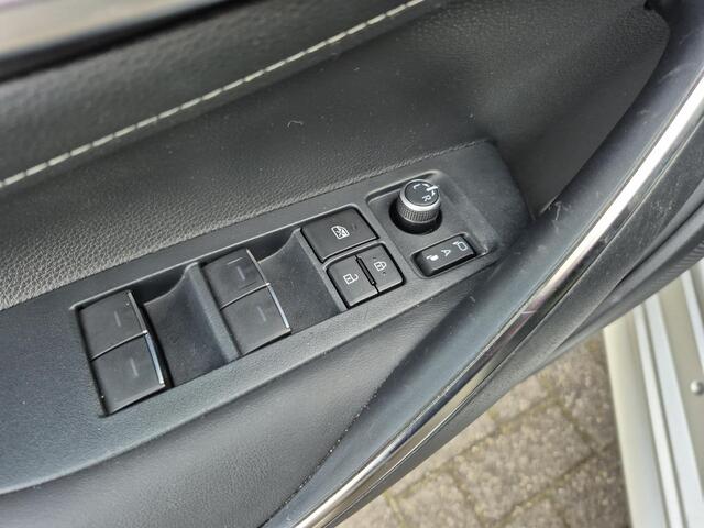 Toyota COROLLA Touring Sports 2.0 Hybrid Style | Apple CarPlay/Android auto | Achteruitrijcamera | Stoelverwarming
