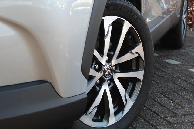 Toyota COROLLA Cross 1.8 Hybrid 140 Style Plus | Rijklaar | Stoel-/stuurverw. | Blind Spot | All-season | El.achterklep | Keyless | Adap.cruise | LED | Parkeersens. v+a | Apple/Android | Navi