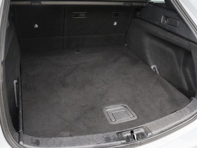 Toyota COROLLA 1.8 Hybrid Business | Trekhaak | Camera | Adaptive cruise | Carplay | Full LED | Climate control | Bluetooth | DAB | Getint glas