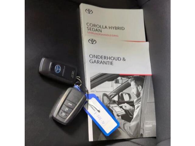 Toyota COROLLA 1.8 Hybrid Executive Sedan / Leder / Navigatie / Xenon / Pdc.V+A / Airco-ecc./ Radio multimedia /