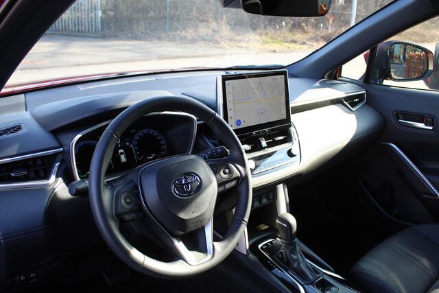 Toyota COROLLA Cross 2.0 Hybrid 200 Style | Rijklaar | Treeplanken | Stoelverwarming | Apple/Android | Navi | Clima |