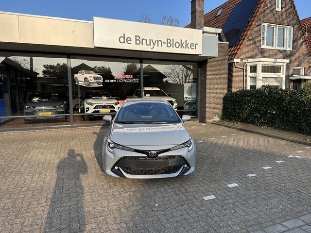 Toyota COROLLA Touring Sports 1.8 Hybrid Dynamic Manhattan Grey, mooiste kleur Automaat stoel- en stuurverwaming / parkeersensoren voor en achter / Blind Spot Monitor / afneembare trekhaak / winterbandenset / Apple Carplay / Android Auto / parkeercamera / Toyota 10 jaar