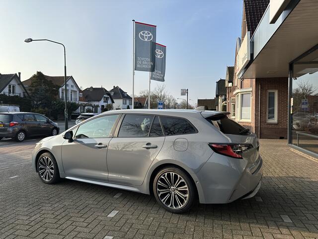 Toyota COROLLA Touring Sports 1.8 Hybrid Dynamic Manhattan Grey, mooiste kleur Automaat stoel- en stuurverwaming / parkeersensoren voor en achter / Blind Spot Monitor / afneembare trekhaak / winterbandenset / Apple Carplay / Android Auto / parkeercamera / Toyota 10 jaar