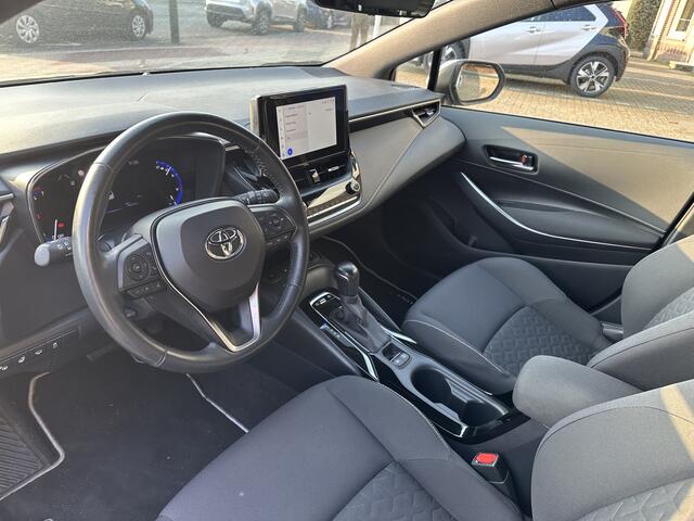 Toyota COROLLA Touring Sports 1.8 Hybrid Dynamic Manhattan Grey, mooiste kleur Automaat stoel- en stuurverwaming / parkeersensoren voor en achter / Blind Spot Monitor / afneembare trekhaak / winterbandenset / Apple Carplay / Android Auto / parkeercamera / Toyota 10 jaar