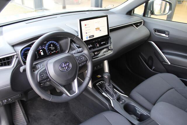 Toyota COROLLA Cross Hybrid 140 Style Plus | Rijklaar | Trekhaak | Stoel-/stuurverw. | Apple/Android | Camera | Smart Key | Adap. Cruise | Apple/Android