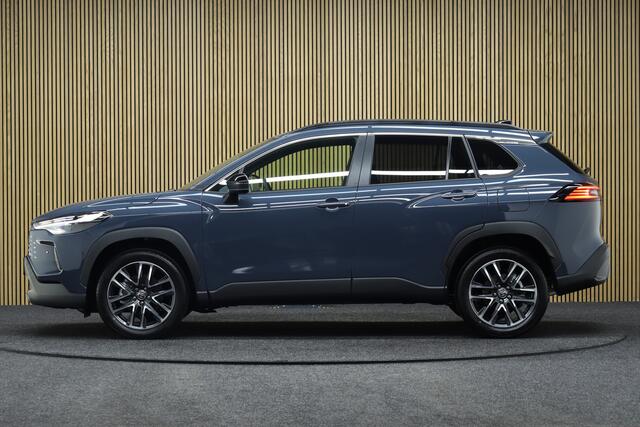 Toyota COROLLA Cross Hybrid 180 Dynamic | ¤ 3.700,- Demo Voordeel! | Adaptive-cruise | Camera | Clima | Keyless | Navigatie | Apple Carplay & Android Auto | Parkeerhulp | Stoel & Stuurverwarming | Dodehoekdetectie