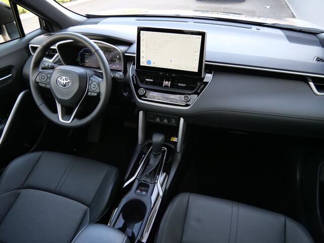 Toyota COROLLA Cross Hybrid 140 Pk Automaat Style Navigatie / DAB / Apple Carplay / Camera / Pano-dak / Winterpakket