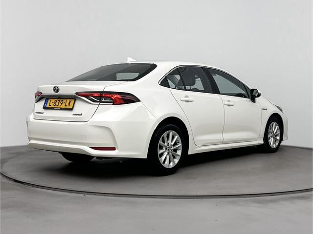 Toyota COROLLA Sedan 1.8 Hybrid Active | NL-Auto | Apple Carplay/Android Auto | Parkeercamera | Onderweg-naar-dealer