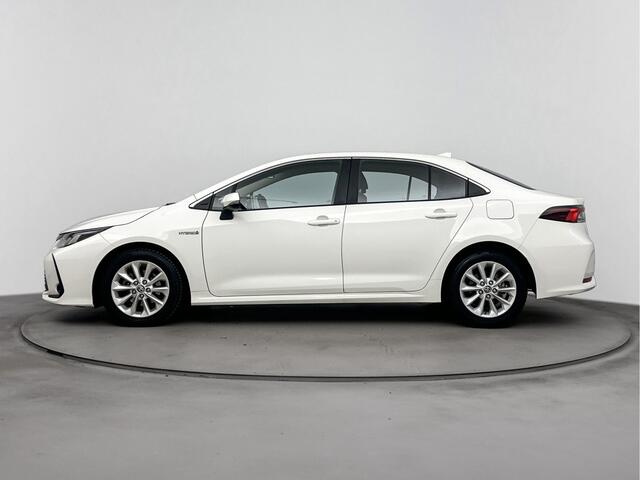 Toyota COROLLA Sedan 1.8 Hybrid Active | NL-Auto | Apple Carplay/Android Auto | Parkeercamera | Onderweg-naar-dealer