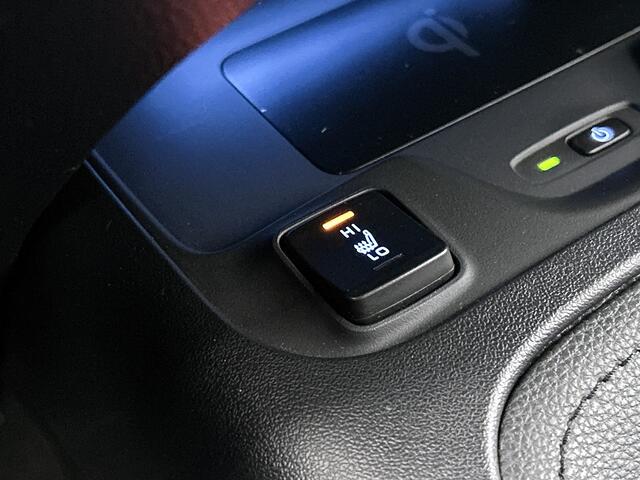 Toyota COROLLA 1.8 Hybrid Executive Sedan / Leder / Navigatie / Xenon / Pdc.V+A / Airco-ecc./ Radio multimedia / Apk 03-2027