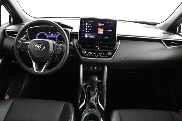 Toyota COROLLA Cross 2.0 High Power Hybrid First Edition | Trekhaak | Draadloze Telefoonlader | Dodehoek Detectie | Navigatie | Elektrische achterklep |