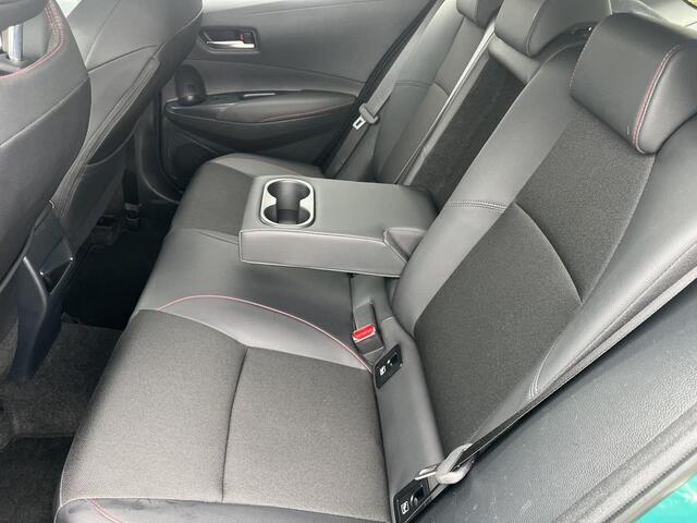 Toyota COROLLA Hybrid 140 GR Sport | Super green met zwart dak | Carplay | Parkeersensoren | 18 inch LM-velgen |