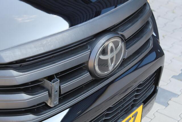 Toyota HI-LUX HiLux 2.4 150Pk D-4D-F 4x4 Double Cab Cool Comfort | GRIJS KENTEKEN